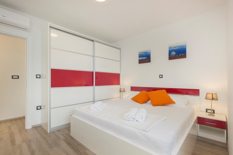 Spálňa s manželskou posteľou a vstavanou skriňou