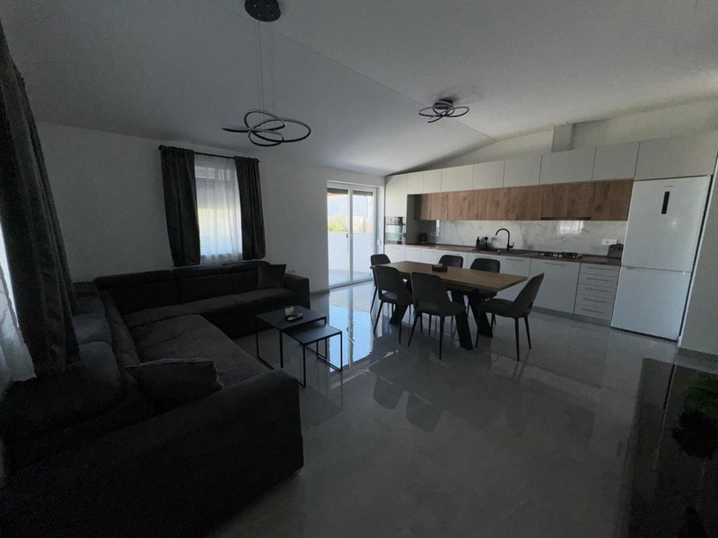 Moderná obývacia izba s otvorenou kuchyňou a jedálenským kútom