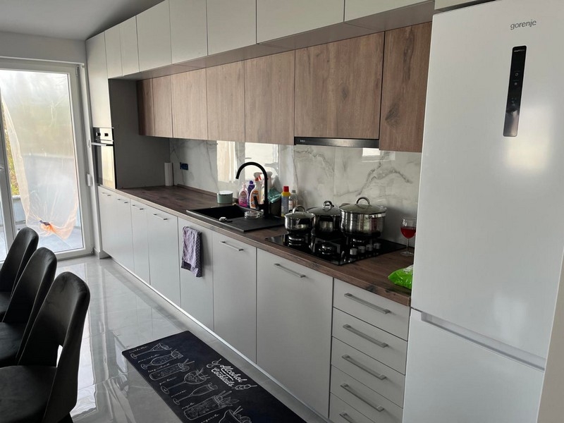 Vybavená kuchyňa s hornými a spodnými skrinkami