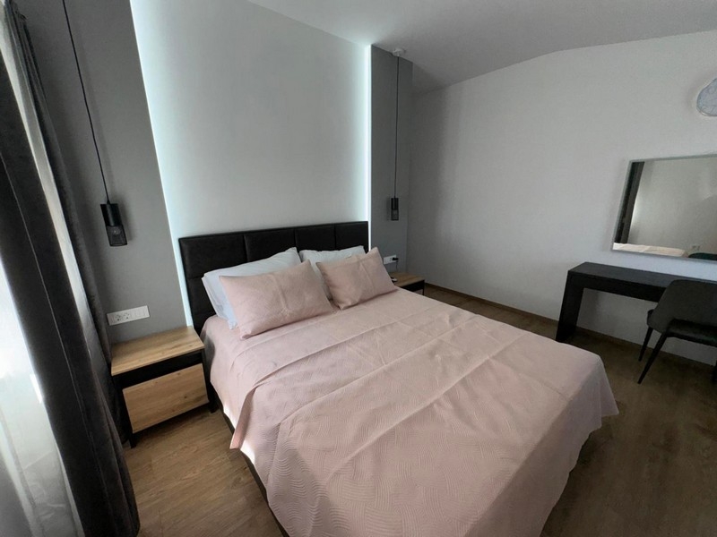 Spálňa s manželskou posteľou a nočnými stolíkmi