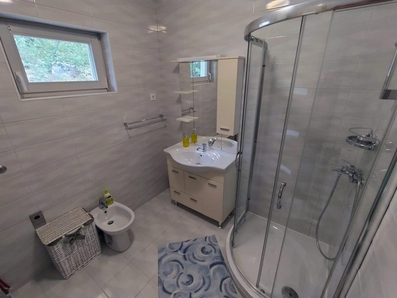 Moderná kúpeľňa so sprchovacím kútom a bidetom