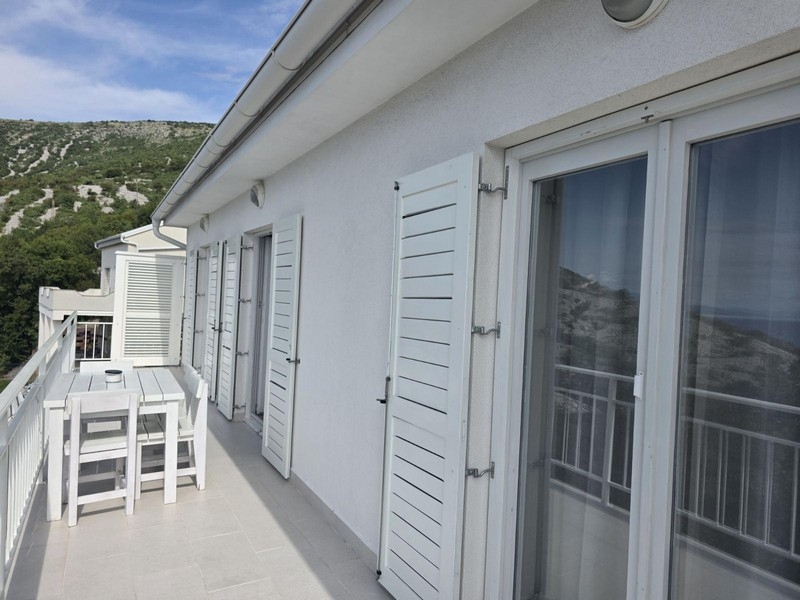 Terasa domu H3717 v Senj, Chorvátsko.