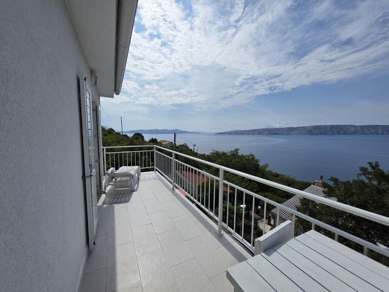 Terasa s výhľadom na more a ležadlom