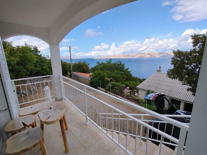 Krytá terasa s výhľadom na more