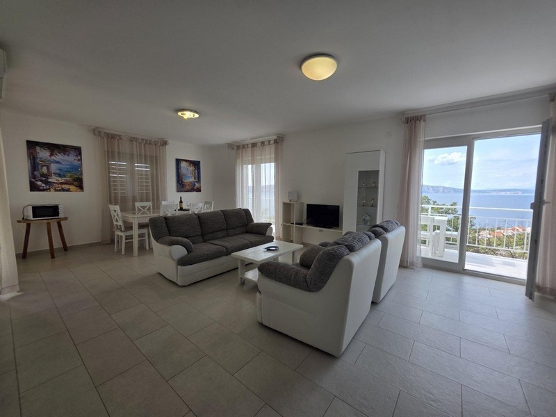 Priestranná obývačka s výstupom na terasu