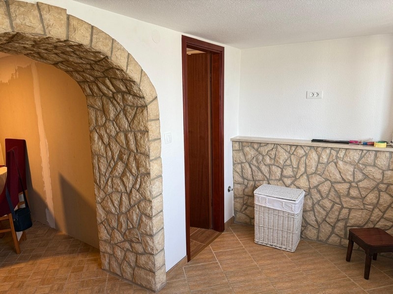 Predsieň s kamenným oblúkom a prístupom do kúpeľne