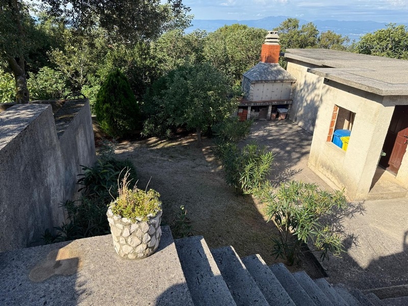 Schody do záhrady s prístavbami a grilom