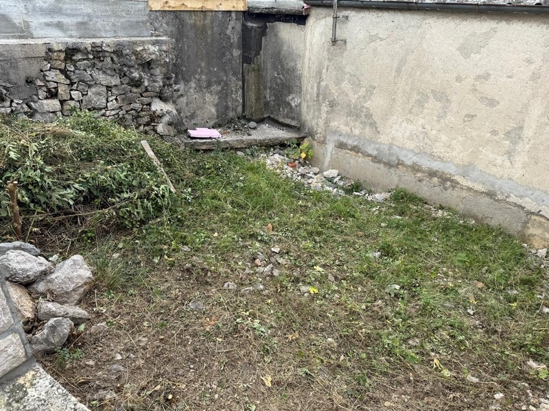 Terasa s výhľadom na more a kvetináčmi