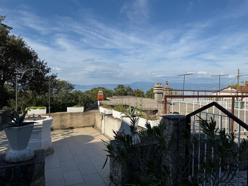 Terasa s výhľadom na more a kvetináčmi