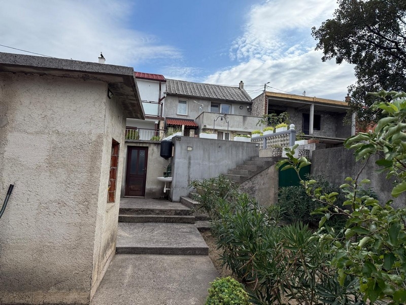 Prístup do domu so schodiskom a prístavbami