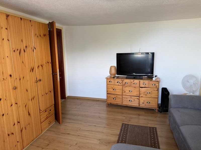 Obývacia časť so stenou a komodou