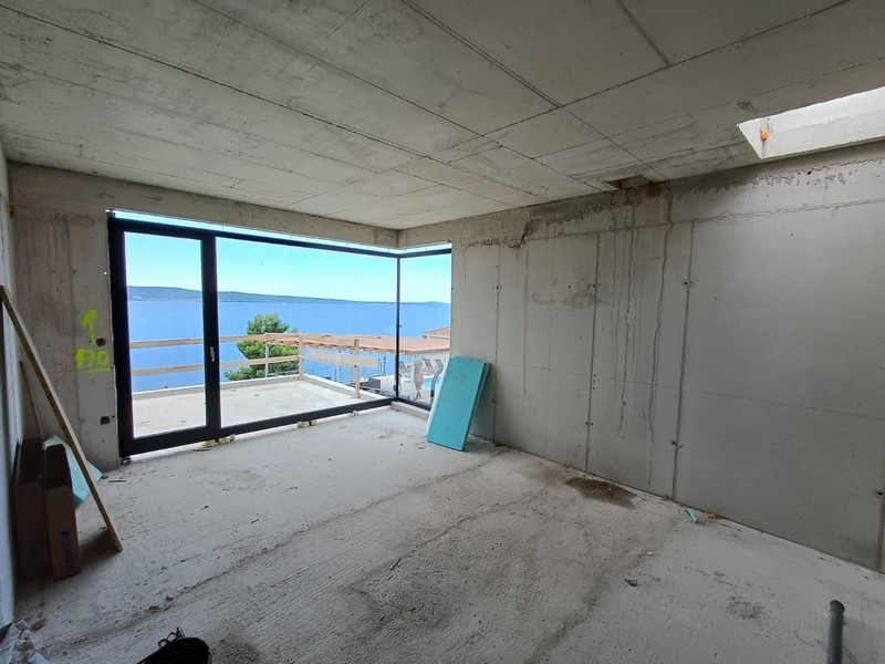 Horné poschodie s výhľadom na more a terasou