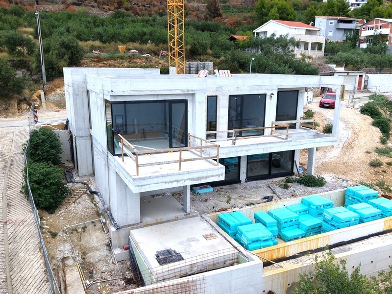 Moderná vila s bazénom v hrubej výstavbe - na predaj v Omiši.