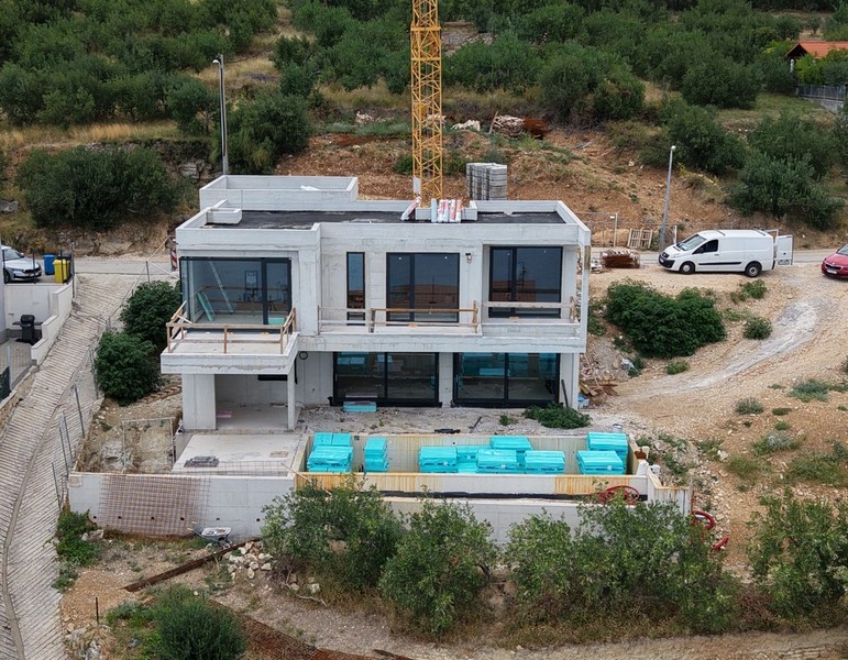 Nová vila s bazénom vo výstavbe zo vzduchu