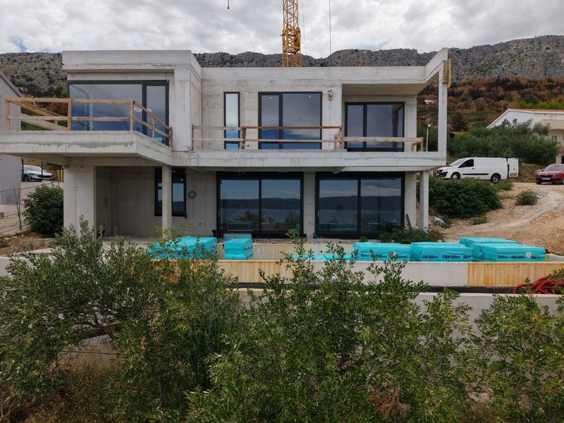 Pohľad spredu na modernú vilu H3719 vo výstavbe