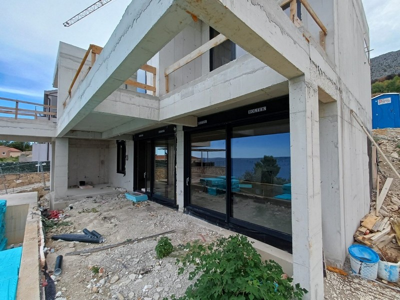 Prízemie s veľkými presklenými priečeliami vo výstavbe