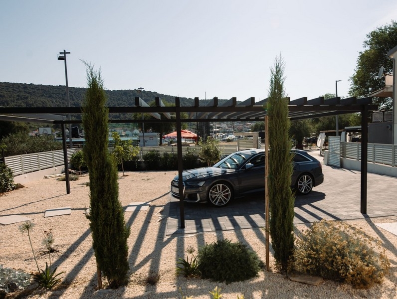 Parkovacie miesta pred vilou H3720.