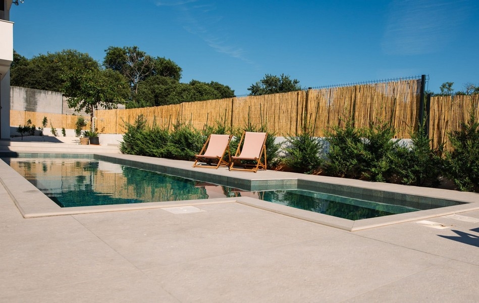 Stredomorský bazén so slnečnou terasou a stredomorskými rastlinami neďaleko Šibeniku.