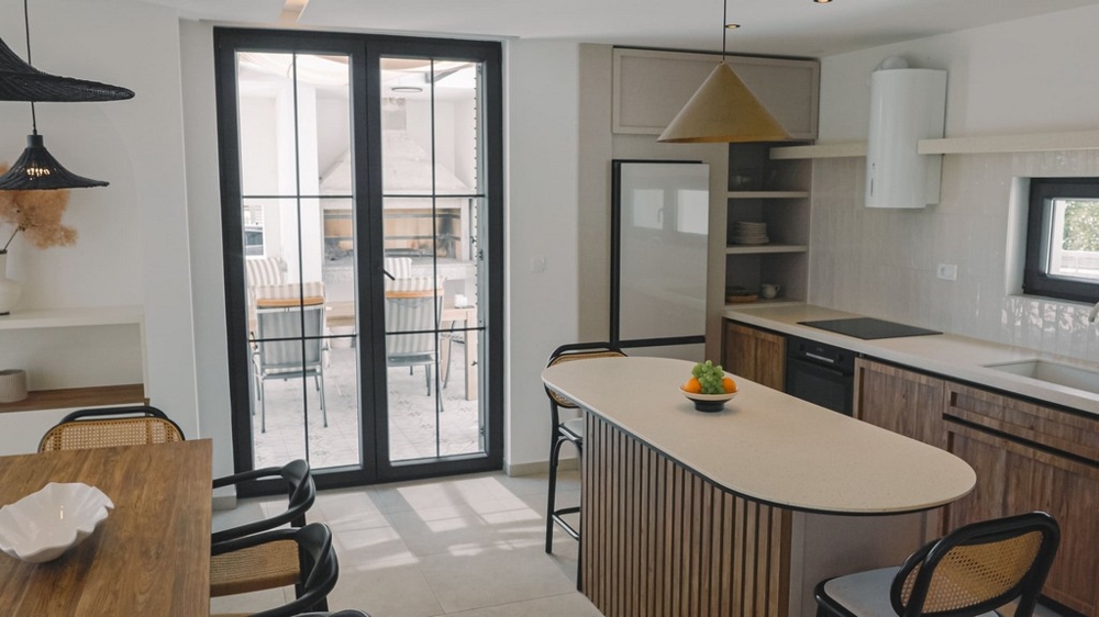 Kuchyňa a jedáleň vily H3720 v Dalmácii.