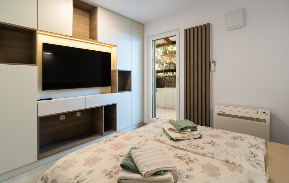 Hosťovská izba s manželskou posteľou a vstavanou skriňou