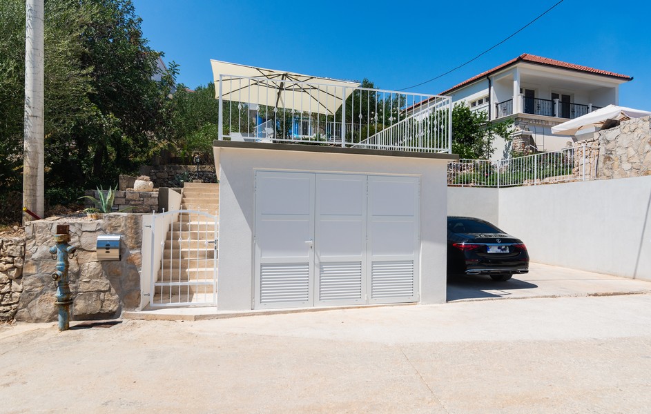 Výhľad na dom s parkovacím miestom a vonkajšími schodmi na ostrove Šolta