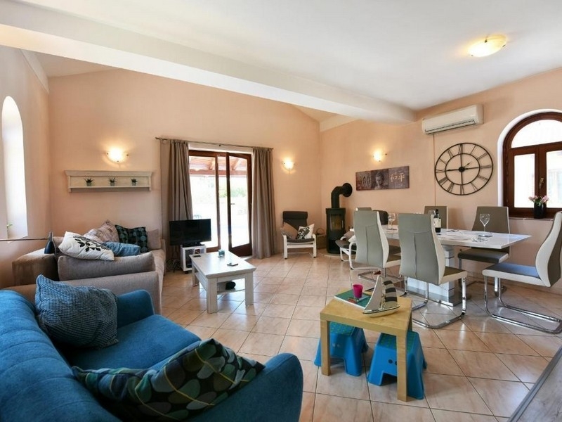 Klimatizovaná a zariadená obývacia izba nehnuteľnosti H3722