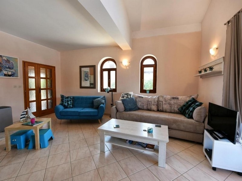 Obývacia časť s množstvom miest na sedenie.