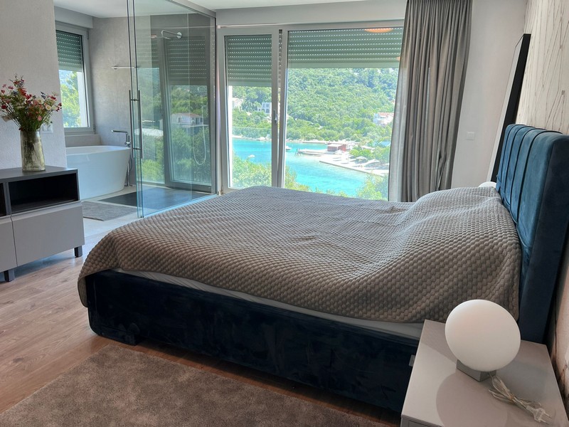 Spálňa s krásnym výhľadom na more.