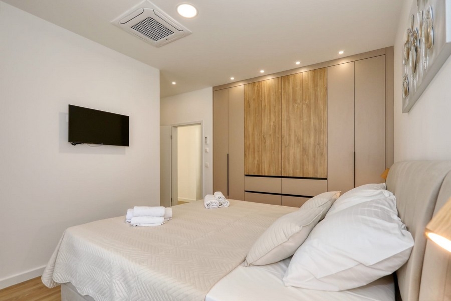 Spálňa s TV na stene