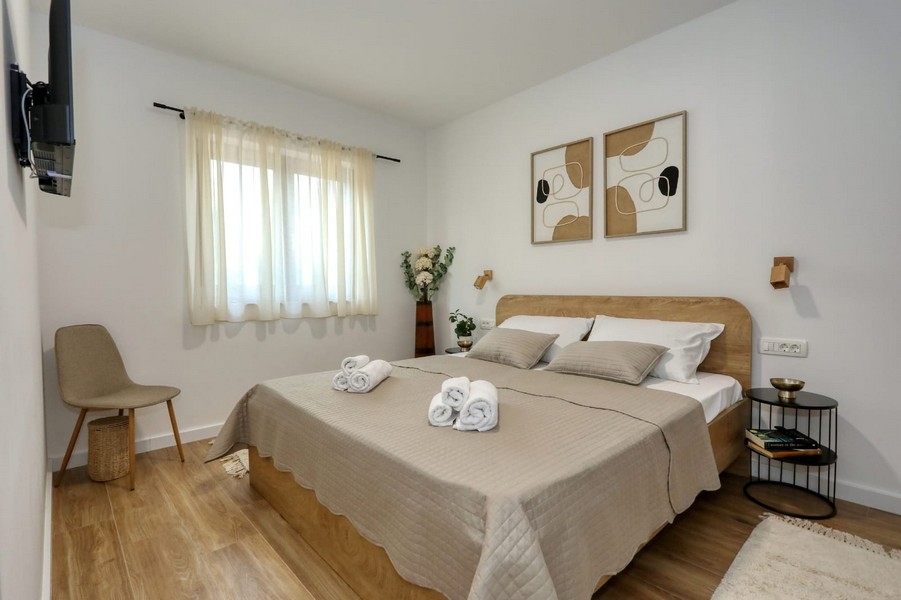 Moderná spálňa s manželskou posteľou