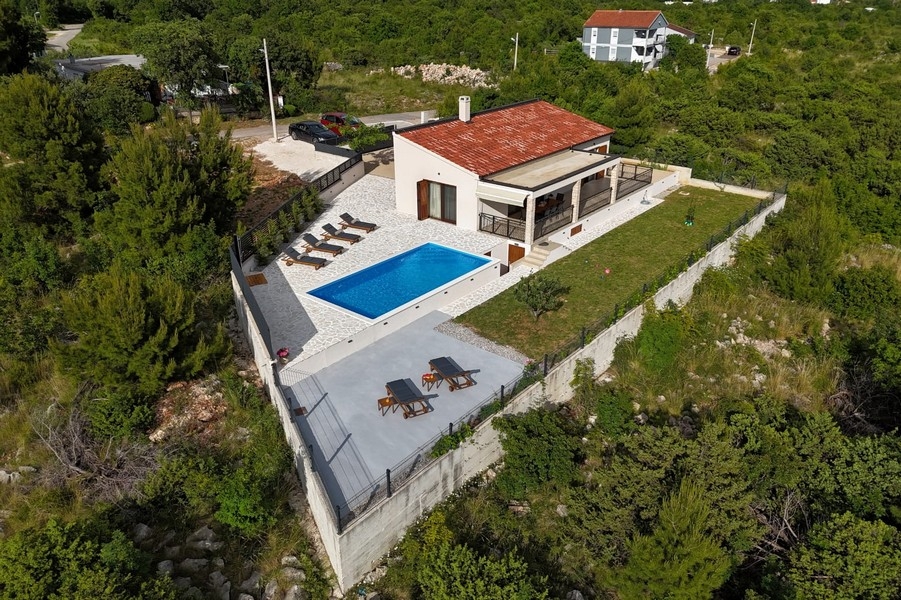 Letecký pohľad na nehnuteľnosť a bazén