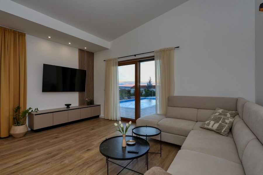 Moderná obývacia izba nehnuteľnosti H3728 v Chorvátsku.