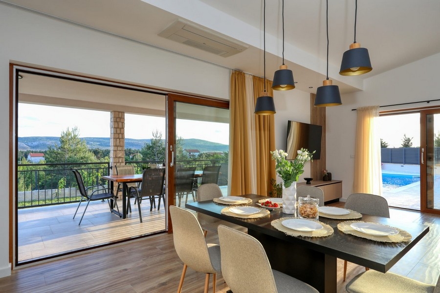 Jedálenský kút a vstup na terasu.