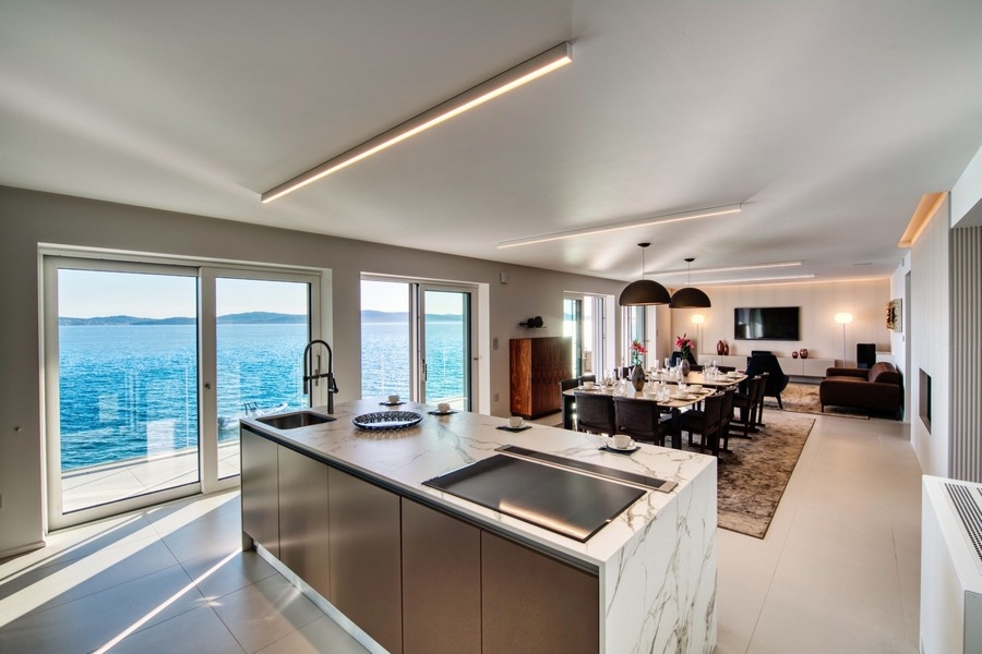 Výhľad na more z kuchyne.