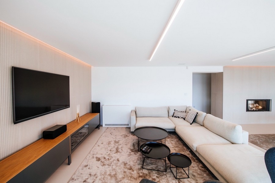 Luxusná obývačka s elegantným nábytkom a čistým dizajnom.