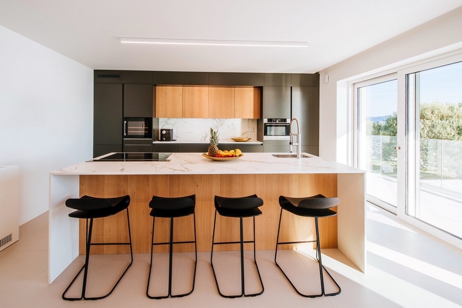 Moderná kuchyňa s ostrovčekom na varenie.