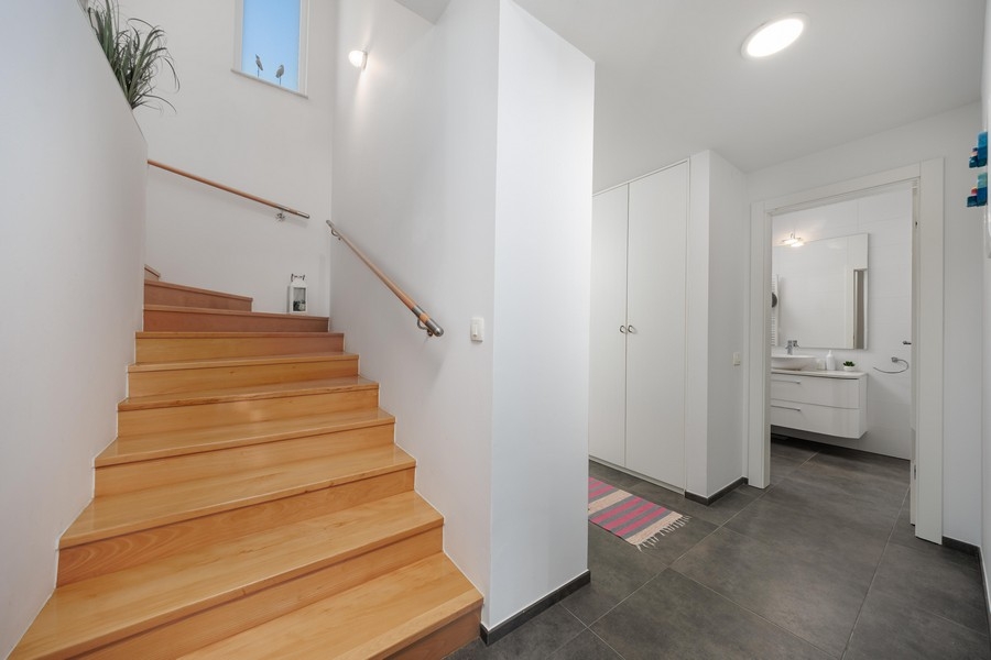 Vnútorné schody na poschodie.