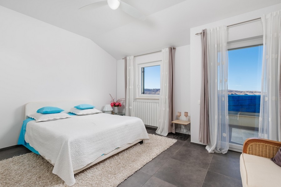 Spálňa s výhľadom na azúrové more.