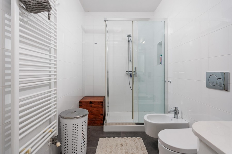 Kúpeľňa so sprchovacím kútom.