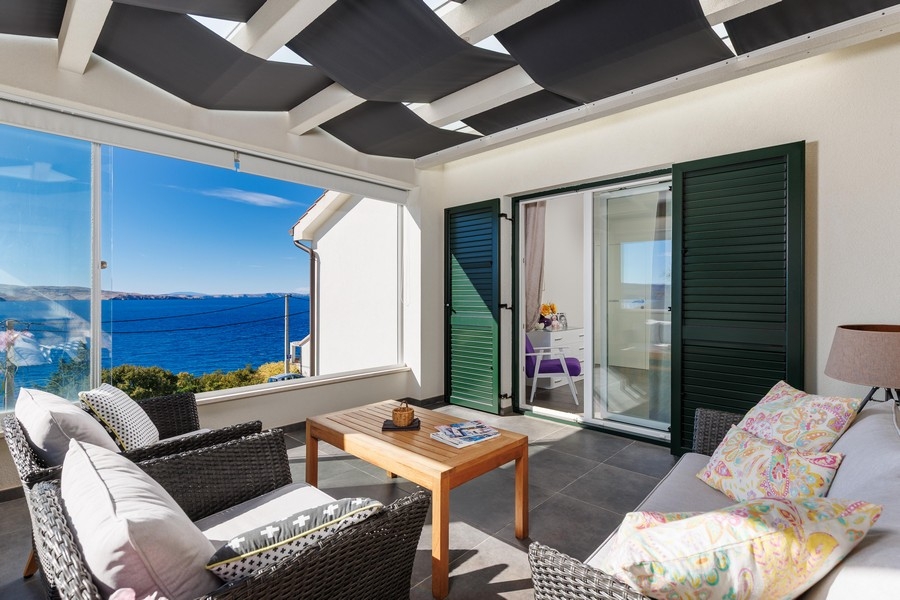 Terasa s krásnym výhľadom na more.