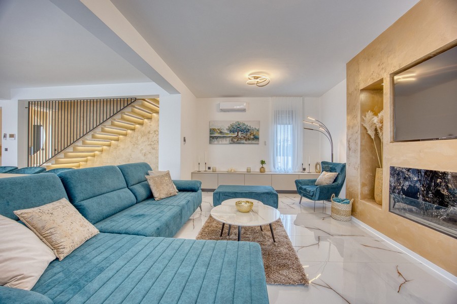 Obývacia izba a výhľad na osvetlené schody.