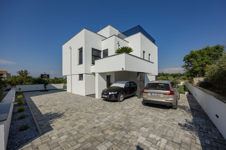 Parkovacie miesta mimo vily.