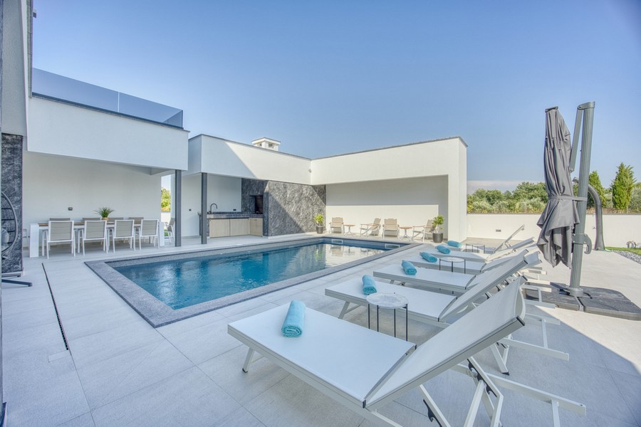 Bazén vo vonkajšom areáli vily H3731 v Chorvátsku.