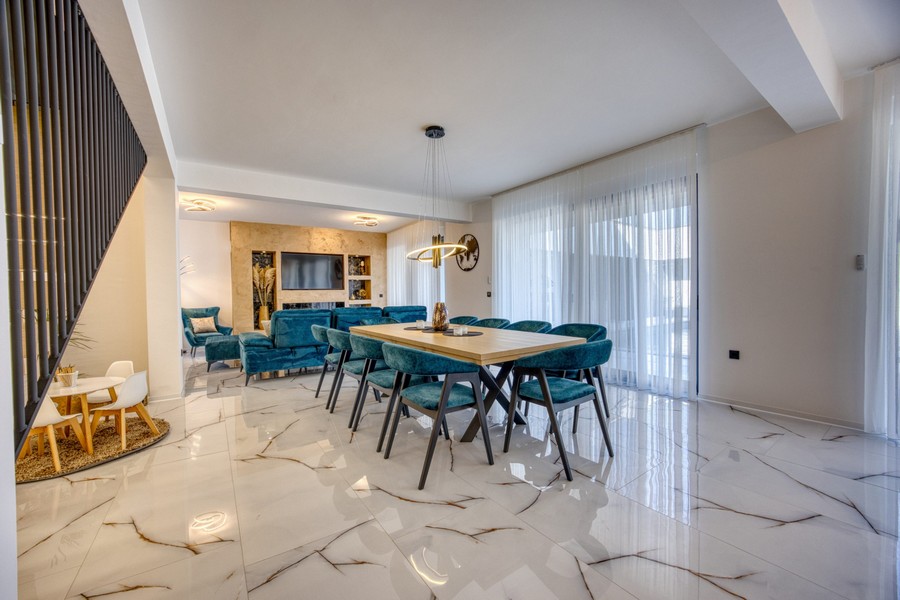 Moderný interiér vily H3731 v Chorvátsku - Panorama Skauting.