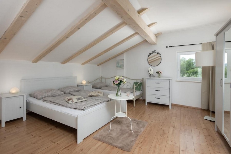 Veľká podkrovná spálňa s posedením