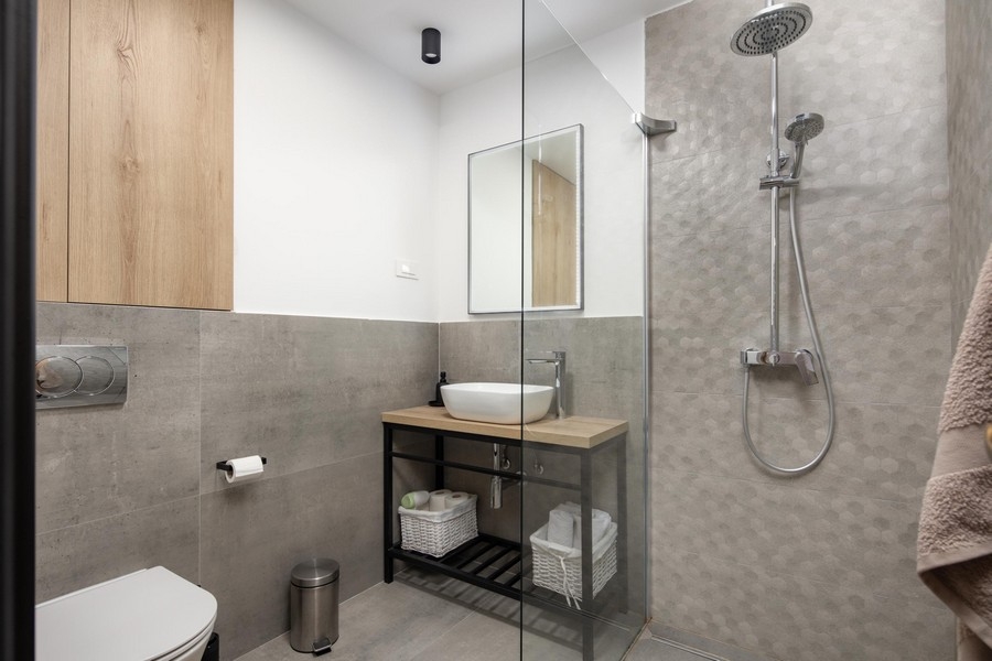 Moderná kúpeľňa so sprchovacím kútom a umývadlom