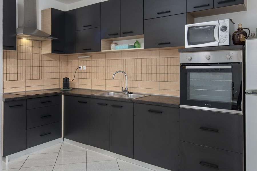 Vybavená kuchyňa v tmavom prevedení s moderným vybavením