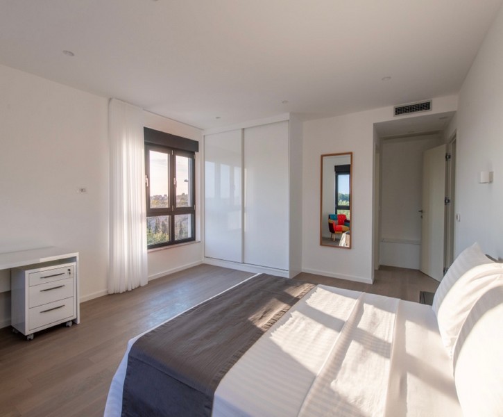 Svetlá spálňa s manželskou posteľou a vstavanou skriňou