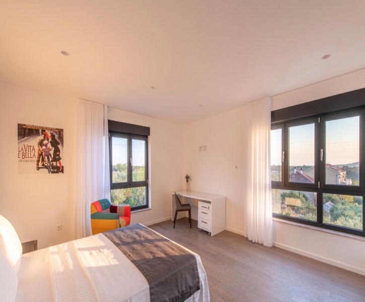 Spálňa s písacím stolom a panoramatickými oknami