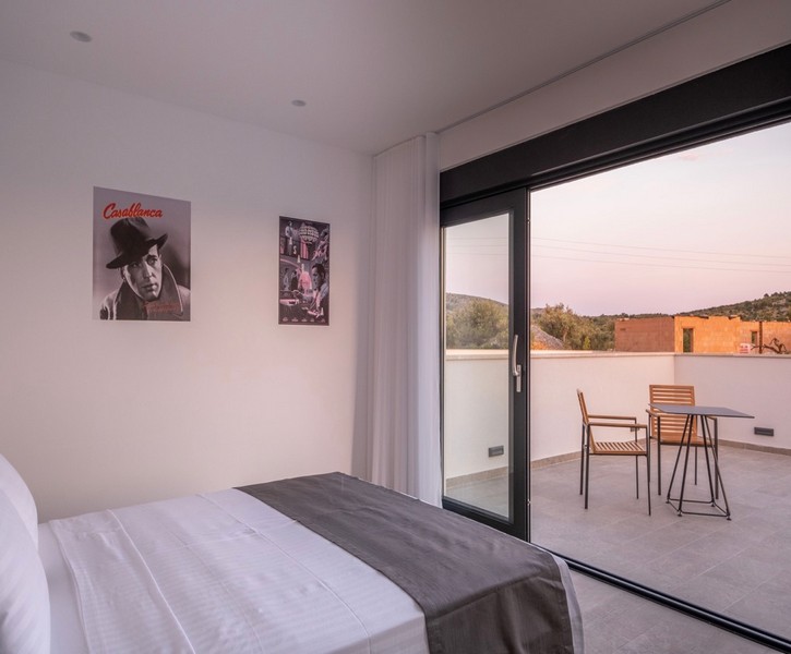 Spálňa s terasou a výhľadom na okolie